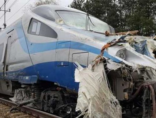 20 lub nawet 25 milionów złotych to koszt naprawy Pendolino, które zderzyło się w Ozimku z ciężarówką. ZOBACZ JAK WYGLĄDA TAKIE ZDERZENIE.