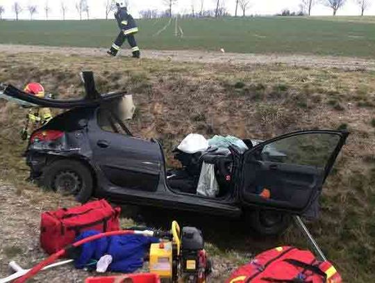 74 latka jechała pod prąd - Peugeot uderzył czołowo w Citroena