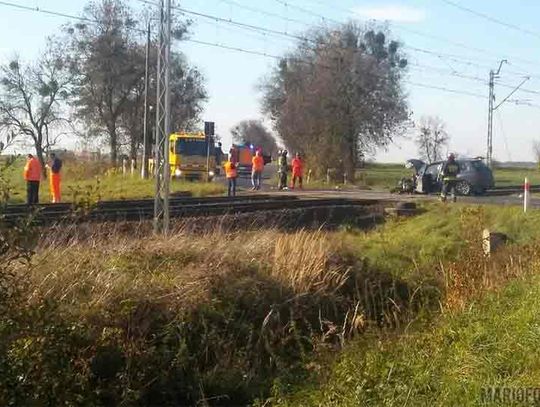 76 letni "pirat drogowy" ominął rogatki i wjechał w pociąg (Brzeg) - 5 osób rannych po wypadku na przejeździe kolejowym.