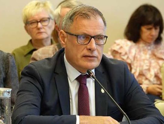 ARN płaci ponad 200 tys. zł rocznie za grunt, na którym farma fotowoltaiczna nie powstała. Burmistrz rozważa przekazanie terenu prywatnej spółce