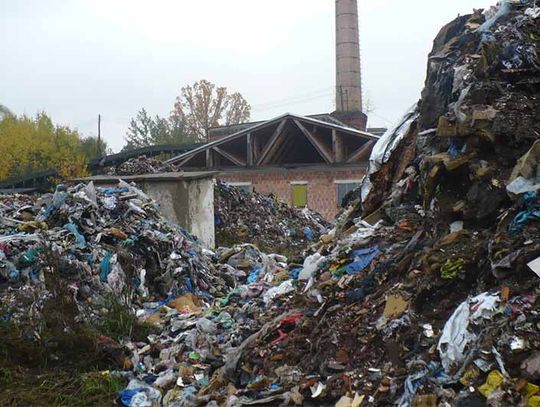 Biegły sprawdzi czy śmieci zagrażają ujęciu wody dla Nysy, E.Peikert uspokaja.