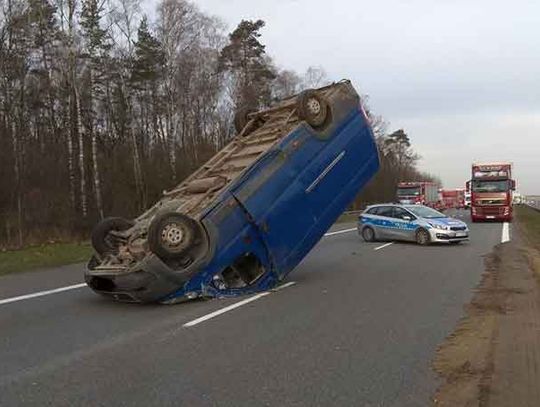 Bus stanął dęba na autostradzie. Kierowca i pasażer wyszli z pojazdu o własnych siłach.