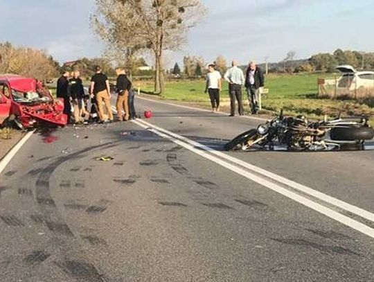 Czterdziestotrzyletni motocyklista zginął w wypadku na drodze krajowej nr 46 w pobliżu Malerzowic. Trzy osoby trafiły do szpitala.