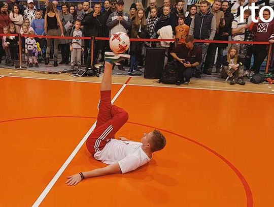 Dawid Krzyżowski Freestyle Football  - podczas otwarcia Hali Sportowej w Nysie 30 grudnia 2017