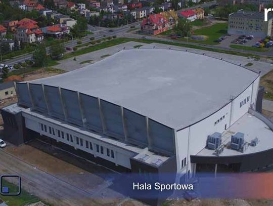 Hala sportowa na finiszu, jednak nie bez kłopotów.