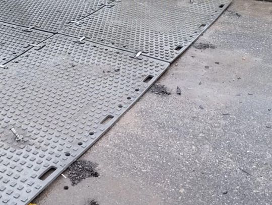 Hamowanie uszkodziło element mostu w Głuchołazach.