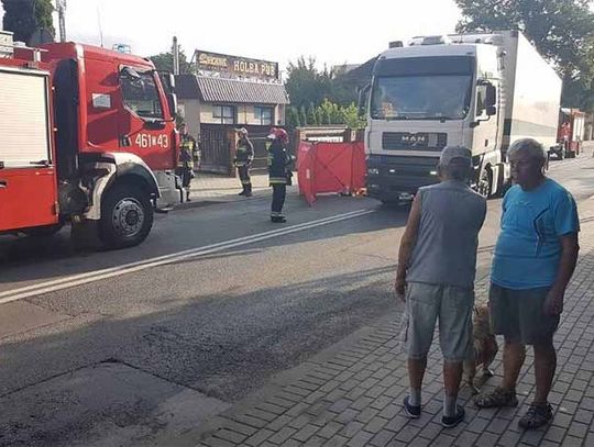 Jest wideo - Śmiertelny wypadek na ulicy Grodkowskiej w Nysie, pieszy wpadł pod koła ciężarówki.