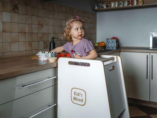 Kitchen helper a rozwój dziecka – jak pomocnik kuchenny wspiera samodzielność i codzienną edukację w domu