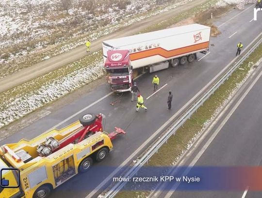 Kolejny wypadek na nyskiej obwodnicy tym razem do rowu wpadł TIR z insuliną. - wideo z akcji drogowców.