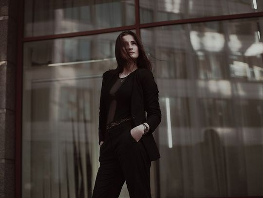 Kuloty czy długie spodnie z wysokim stanem - które wybrać do eleganckiej stylizacji?