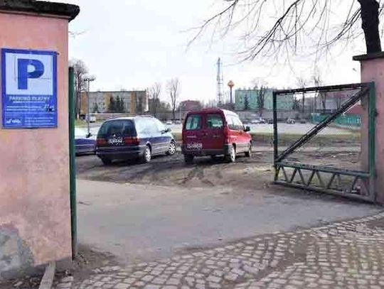 Mamy bezpłatny parking na stadionie, ale magistrat nie wyłączy parkometrów na terenie miasta.