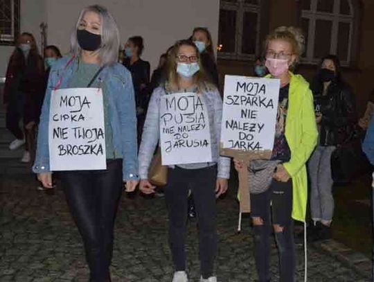 Manifestacja przeszła przez Nysę w proteście przeciw wyrokowi TK w sprawie aborcji.