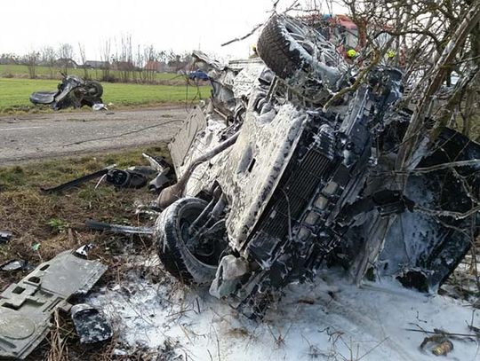 Mercedes rozpadł się na pół - Nietrzeźwy 23 latek na DW 487