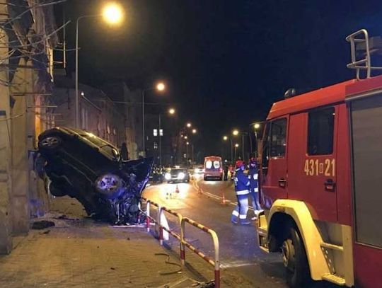 Mistrz kierownicy w centrum Kluczborka, czyli pijany 20 latek zawisł na ścianie.