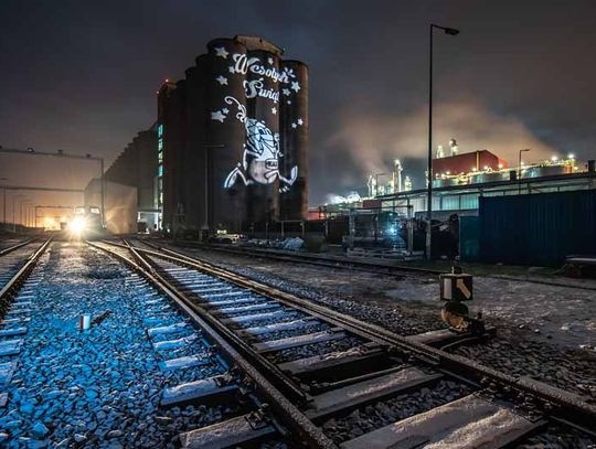 Największa iluminacja świąteczna na silosie - 10 piętrowy Pan Kukurydza życzy "Wesołych Świąt"