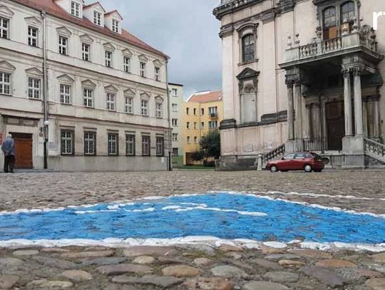 Niebiesko mi... na zabytkowej kostce. Szkoda czytać to trzeba zobaczyć.