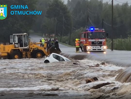 Nurt porwał samochód w Kałkowie. Strażacy uratowali kierowcę.