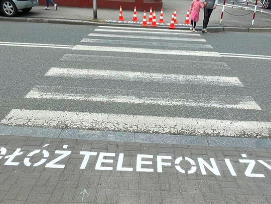 „Odłóż telefon i żyj” – napisy przed pasami w Nysie mają ratować życie