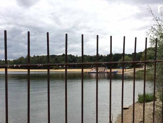 Płot nad jeziorem idzie do demontażu. Czy w przyszłym sezonie wchodzimy na plażę bez biletów?