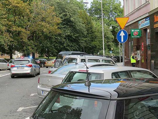 Policja na kogutach wypłaca pieniądze z bankomatu blokując drogę!