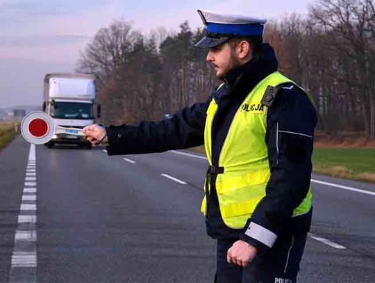 Policja przypomina o zasadach bezpieczeństwa w czasie majówki. Samochody i maseczki.