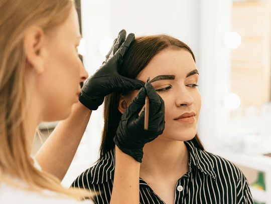 Profesjonalna stylizacja brwi - sekrety pięknych brwi dostępne w beautyka.pl