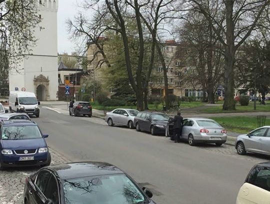 Przewodniczący rady miejskiej rozmawia z Tomaszem Hankusem na temat strefy parkingowej w Nysie.