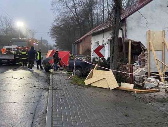 Samochód uderzył w dom  - Śmiertelne zdarzenie w Kowalowicach.