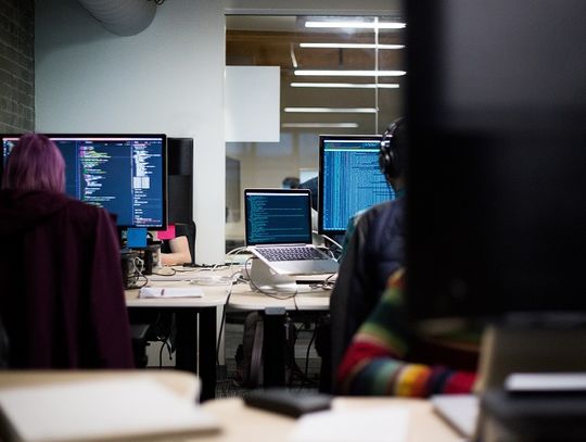 Słuchawki do telemarketingu – najważniejsze technologie i rozwiązania, stosowane w wyposażeniu do call center