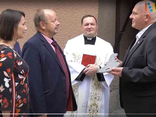 Starosta nyski Andrzej Kruczkiewicz przekazał na ręce dyrektora ZSiPA w Nysie Mirosława Żurawskiego symboliczny klucz do nowego internatu przy ul. Szopena 4 w Nysie. 