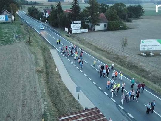 Strobiczanie bez pasów blokują drogę nr 46