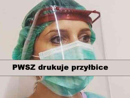 Studenci nyskiej PWSZ drukują osłony dla pracowników służby zdrowia.