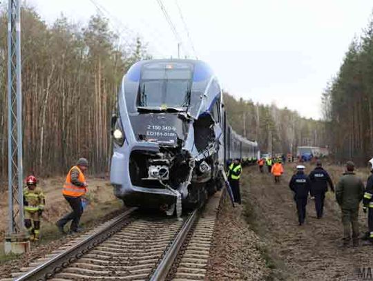 TIR wjechał pod pociąg PKP IC. Kierowca zginał na miejscu. Historia z 2017 się powtarza.