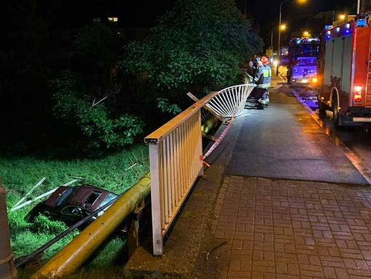 W centrum Nysy BMW przełamało barierę mostu i wpadło do wody, na szczęście płytkiej. zdjęcia, wideo