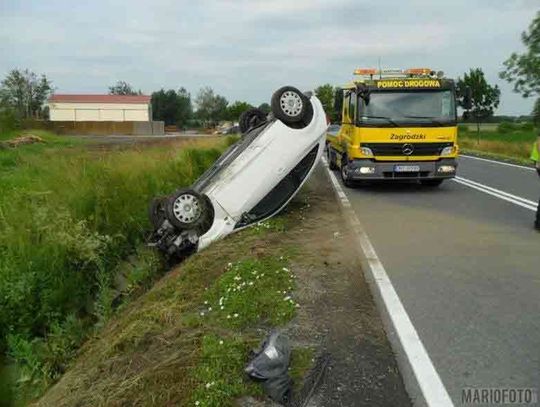 W niedzielny poranek Seat Ibiza wypadł z drogi i dachował w Malerzowicach.