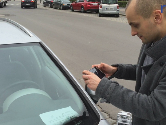 Wiadomości 13 kwietnia - Przewodniczący rady miejskiej rozmawia z Tomaszem Hankusem na temat strefy parkingowej w Nysie.