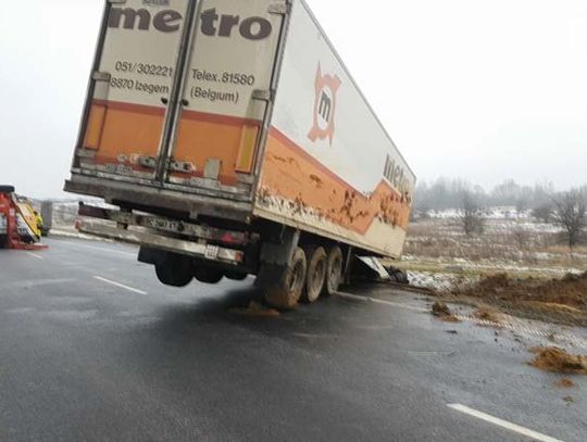 Wiadomości 3 grudnia 2017 - Kolejny wypadek na nyskiej obwodnicy tym razem do rowu wpadł TIR z insuliną. - wideo z akcji drogowców.