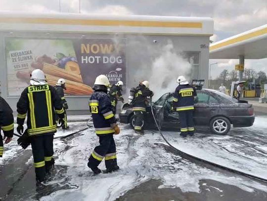 Wjechał na stacje benzynową z płonącym silnikiem. Pakosławice.