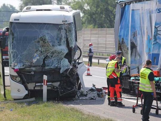 Wypadek na A4 z autobus nyskiego MZK.