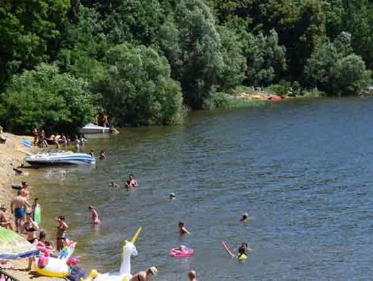 Wysoki poziom wody w jeziorze po prostu POŁKNĄŁ PLAŻĘ!