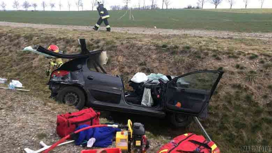 74 latka jechała pod prąd - Peugeot uderzył czołowo w Citroena