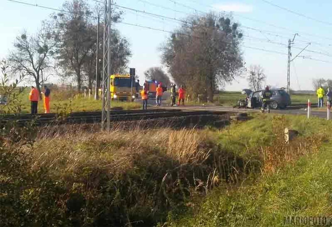 76 letni "pirat drogowy" ominął rogatki i wjechał w pociąg (Brzeg) - 5 osób rannych po wypadku na przejeździe kolejowym.