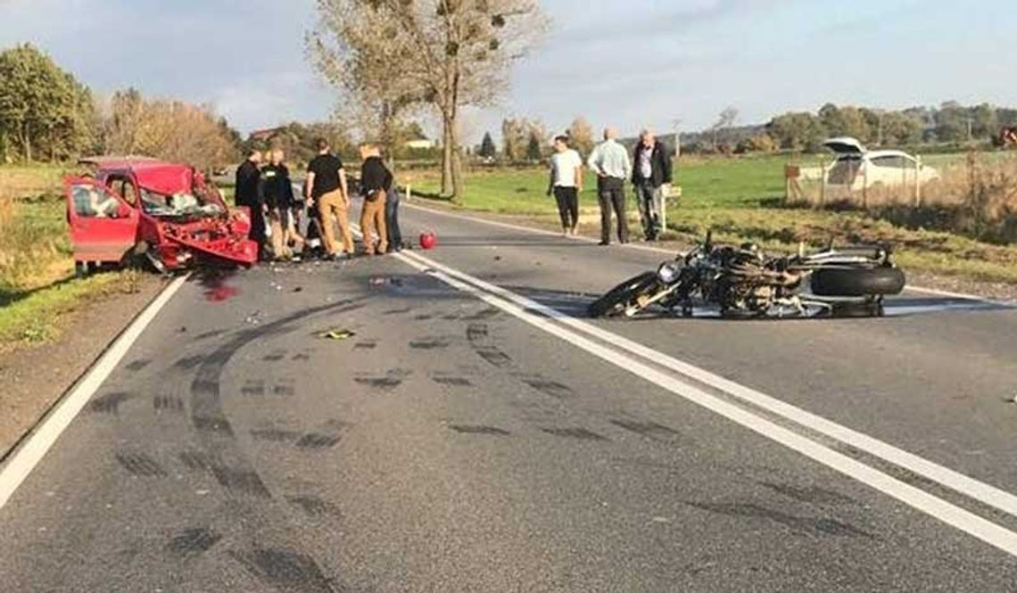 Czterdziestotrzyletni motocyklista zginął w wypadku na drodze krajowej nr 46 w pobliżu Malerzowic. Trzy osoby trafiły do szpitala.