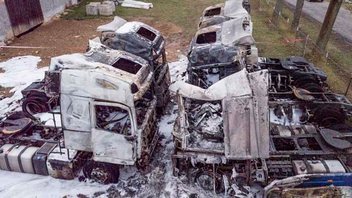 Do pożaru doszło w środku nocy po 3 nad ranem w Lipowej. Spłonęło 5 ciężarówek. Wstępnie szacowane straty mogą przekroczyć nawet milion złotych.