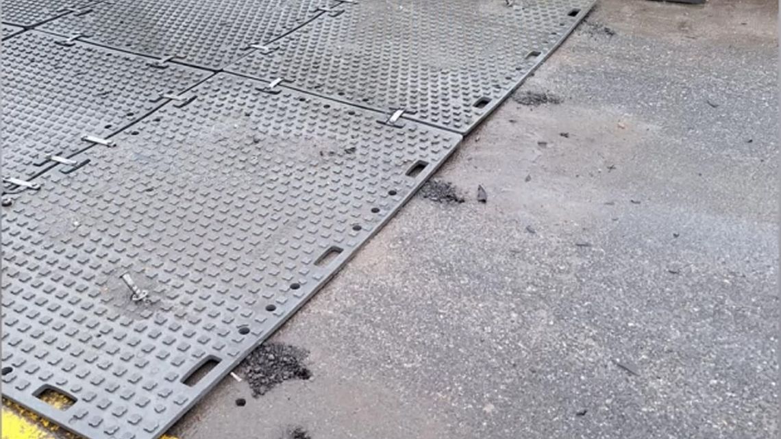 Hamowanie uszkodziło element mostu w Głuchołazach.