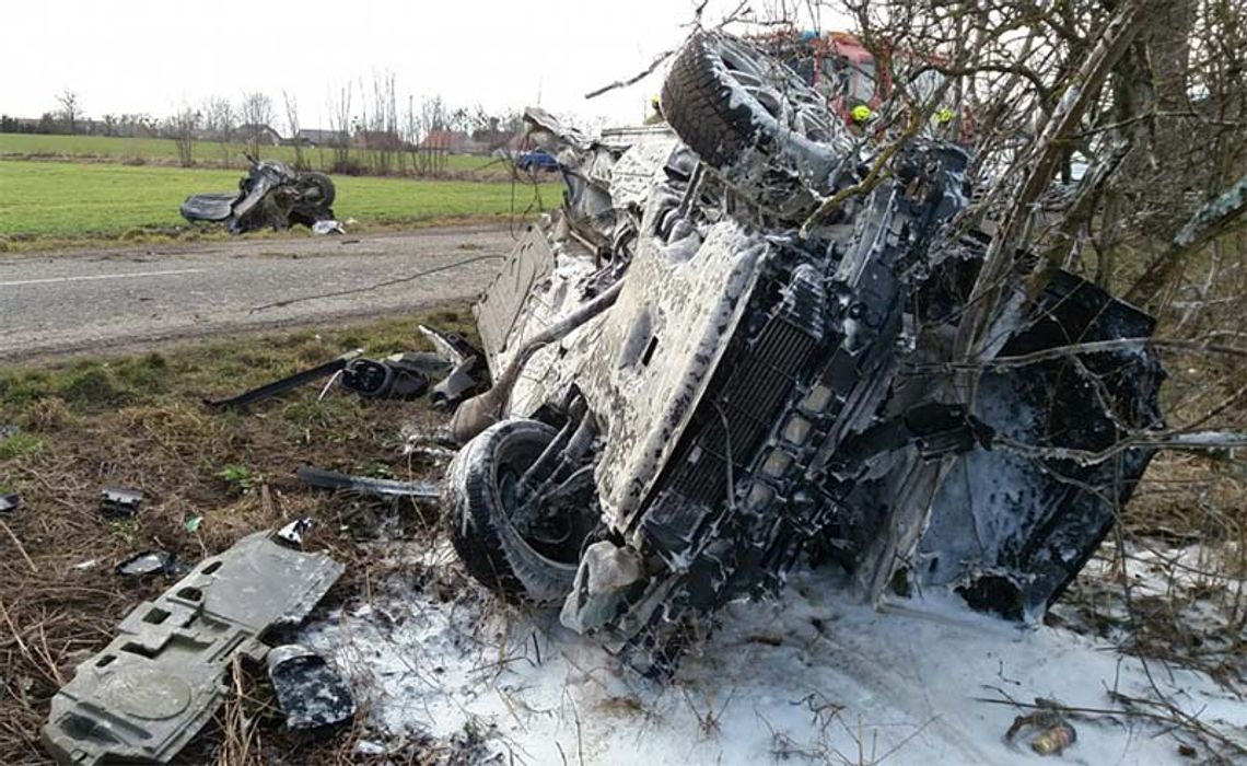 Mercedes rozpadł się na pół - Nietrzeźwy 23 latek na DW 487