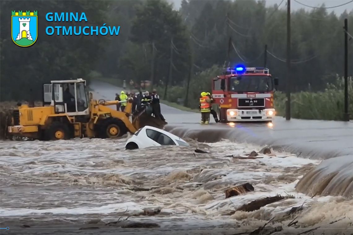 Nurt porwał samochód w Kałkowie. Strażacy uratowali kierowcę.