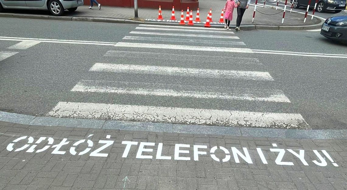 „Odłóż telefon i żyj” – napisy przed pasami w Nysie mają ratować życie