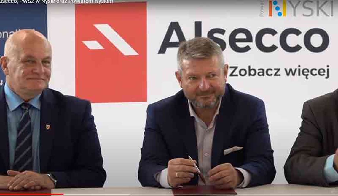 Podpisanie porozumienia pomiędzy ZPHU Alsecco, PWSZ w Nysie oraz Powiatem Nyskim.