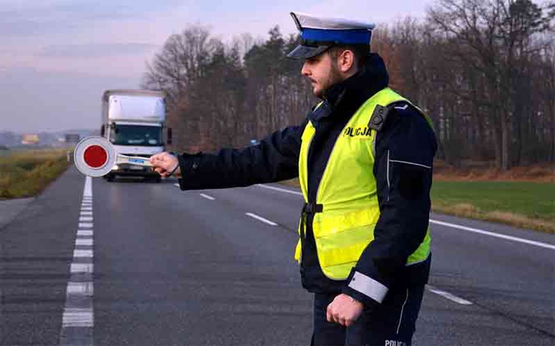 Policja przypomina o zasadach bezpieczeństwa w czasie majówki. Samochody i maseczki.